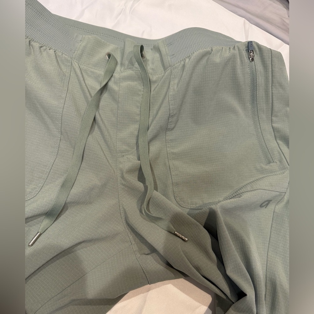 GAP women’s  Sage Green Joggers - Picture 3 of 4